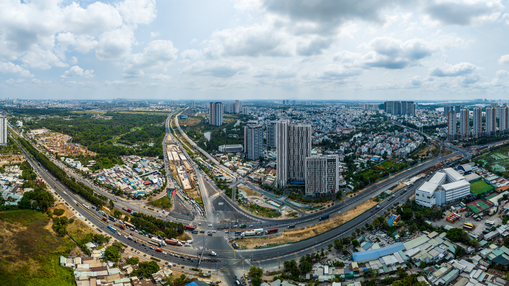 Thi công nút giao hơn 3.400 tỷ đồng ở TP.HCM giữa thời tiết nắng nóng- Ảnh 1.