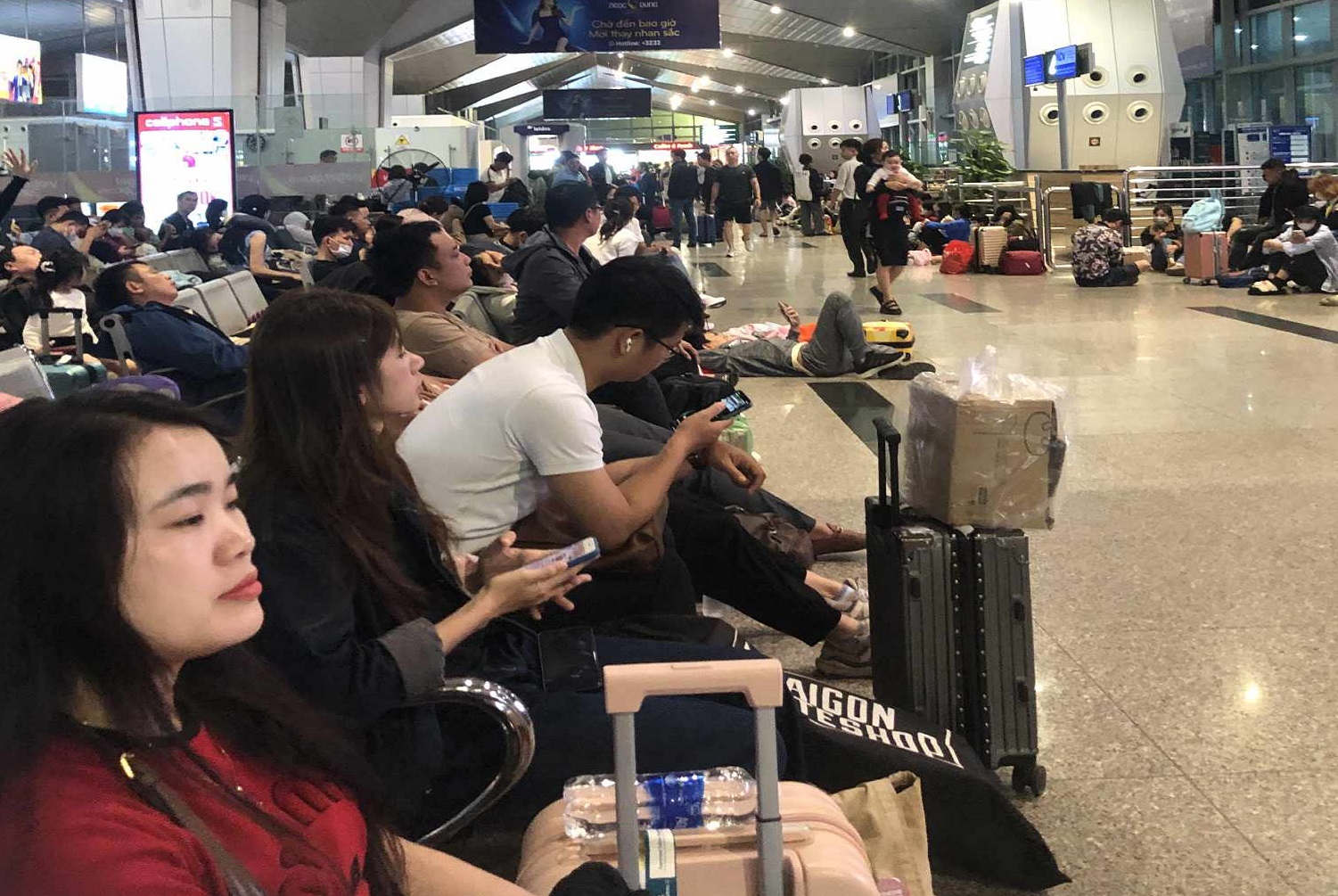 Nhiều chuyến bay kh&ocirc;ng thể hạ c&aacute;nh do s&acirc;n bay Vinh d&agrave;y đặc sương m&ugrave;- Ảnh 1.