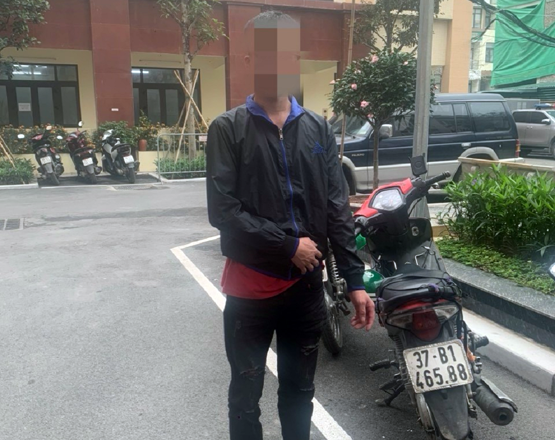 T&agrave;i xế nằm tr&ecirc;n y&ecirc;n xe m&aacute;y 