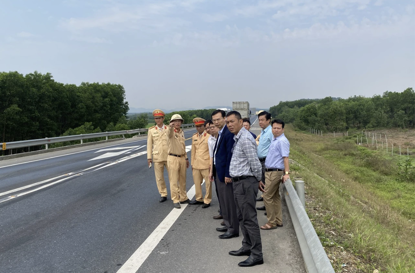 R&agrave; so&aacute;t to&agrave;n bộ hệ thống giao th&ocirc;ng, l&agrave;m r&otilde; nguy&ecirc;n nh&acirc;n tai nạn tr&ecirc;n cao tốc Cam Lộ-La Sơn- Ảnh 2.