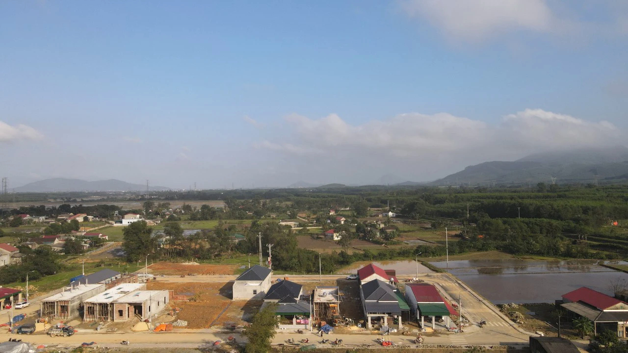 Gấp rút thi công khu tái định cư dự án cao tốc sau chuyến thị sát của Phó thủ tướng- Ảnh 2. Gấp rút thi công khu tái định cư dự án cao tốc sau chuyến thị sát của Phó thủ tướng- Ảnh 2.