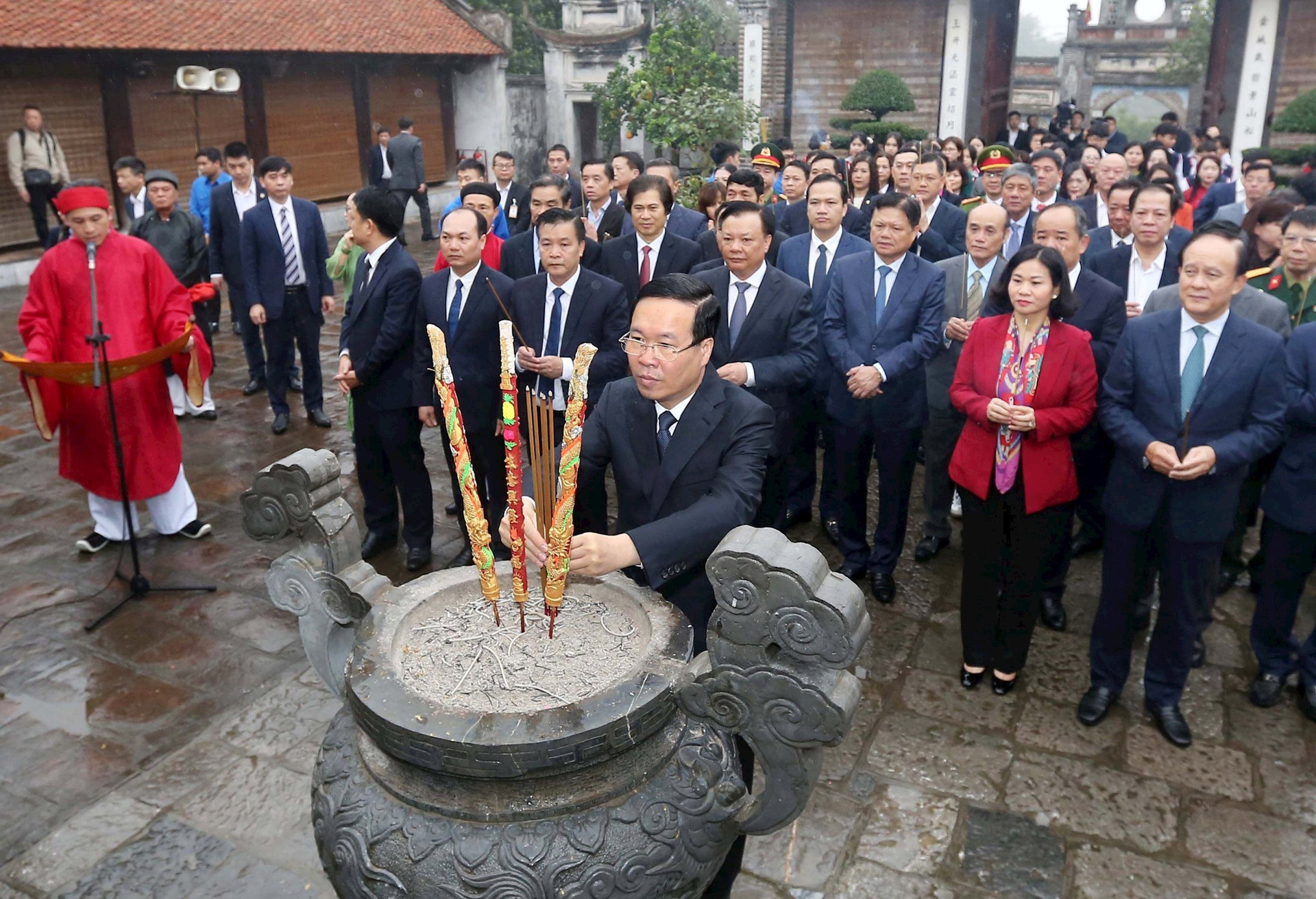 Chủ tịch nước d&acirc;ng hương tưởng niệm Đức vua An Dương Vương tại Cổ Loa- Ảnh 1.