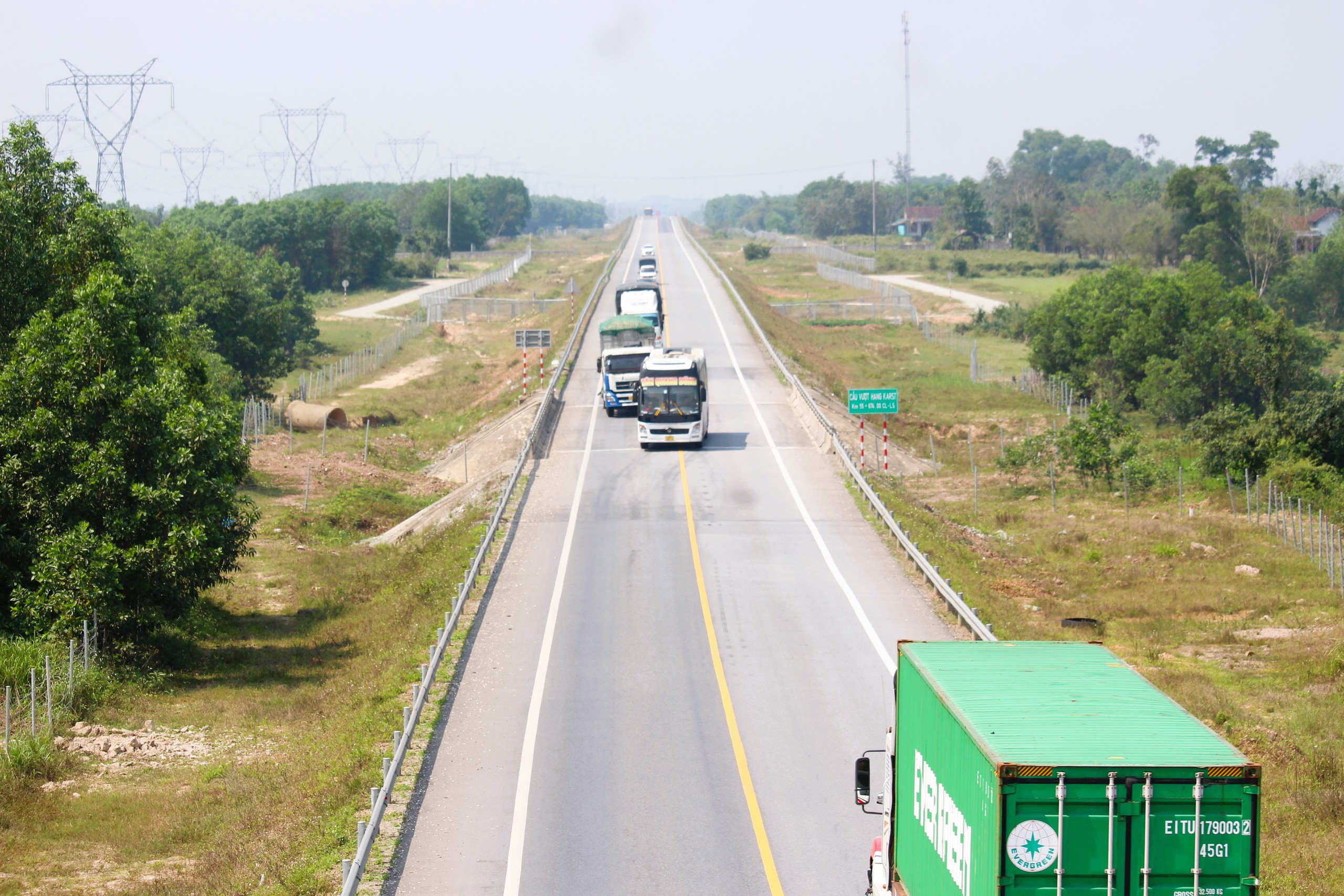 CSGT tăng cường xử l&yacute; vi phạm tr&ecirc;n cao tốc Cam Lộ - La Sơn- Ảnh 6.