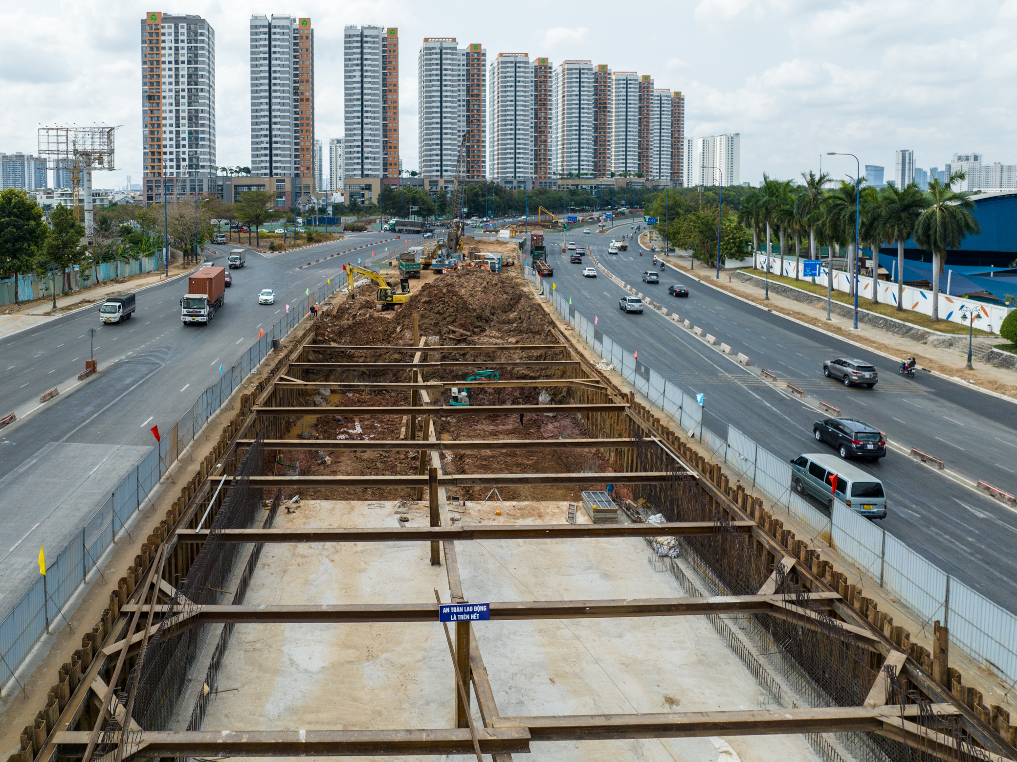 Thi công nút giao hơn 3.400 tỷ đồng ở TP.HCM giữa thời tiết nắng nóng- Ảnh 15.