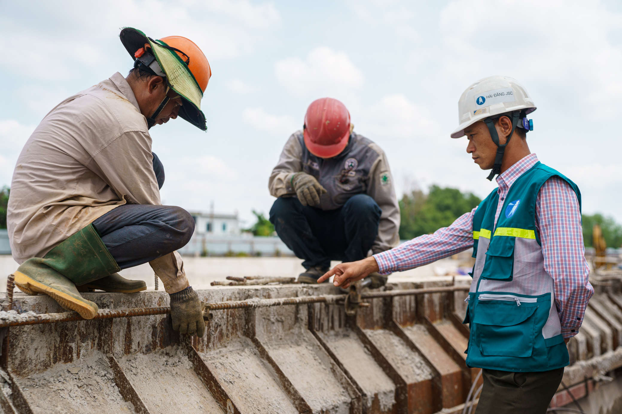 Thi công nút giao hơn 3.400 tỷ đồng ở TP.HCM giữa thời tiết nắng nóng- Ảnh 4.