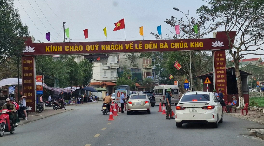 Trục lợi nhờ 