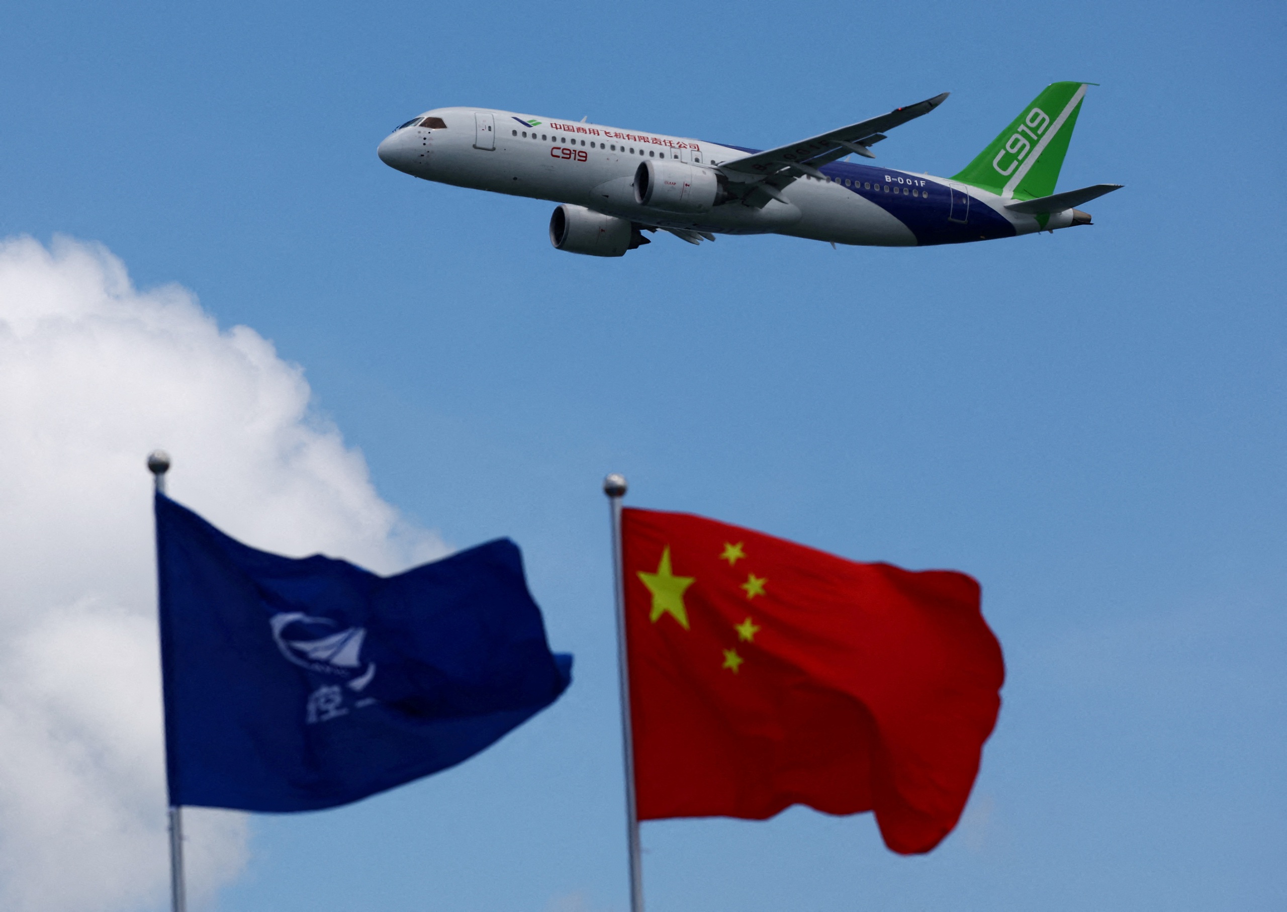 Với tầm bay l&ecirc;n tới 5.555km, sức chứa 164 h&agrave;nh kh&aacute;ch, C919 của tập đo&agrave;n COMAC (Trung Quốc) được kỳ vọng cạnh tranh trực tiếp với d&ograve;ng A320 v&agrave; B737 của hai nh&agrave; sản xuất m&aacute;y bay lớn nhất thế giới l&agrave; Airbus v&agrave; Boeing. (Ảnh: Reuters)