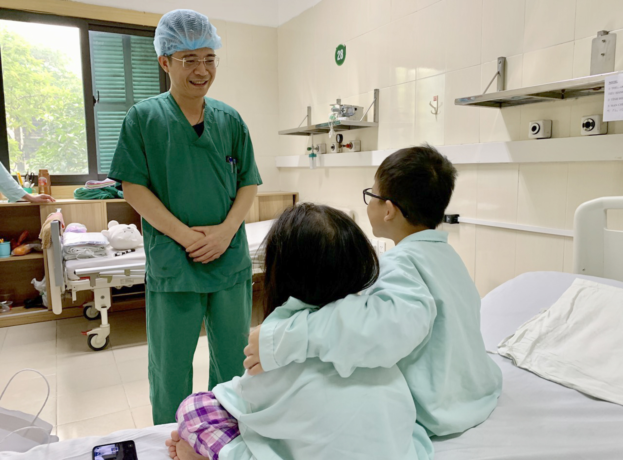 Hai anh em ruột tho&aacute;t cửa tử nhờ điều kỳ diệu- Ảnh 1.