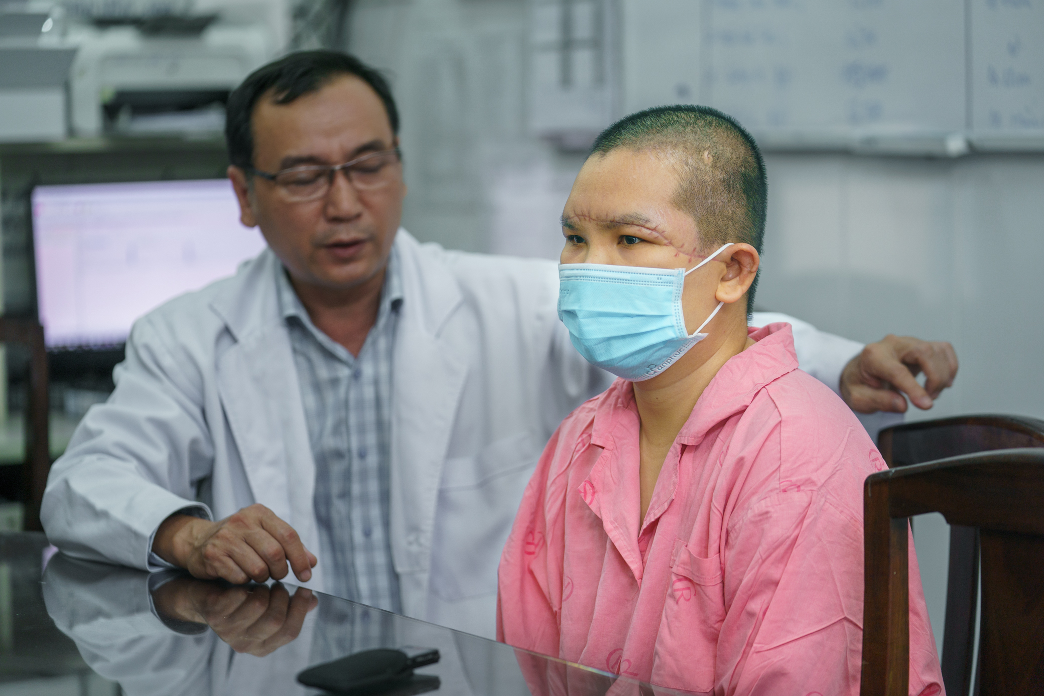 Nữ c&ocirc;ng nh&acirc;n bị m&aacute;y k&eacute;o sợi cuốn l&oacute;c to&agrave;n bộ da đầu- Ảnh 1.