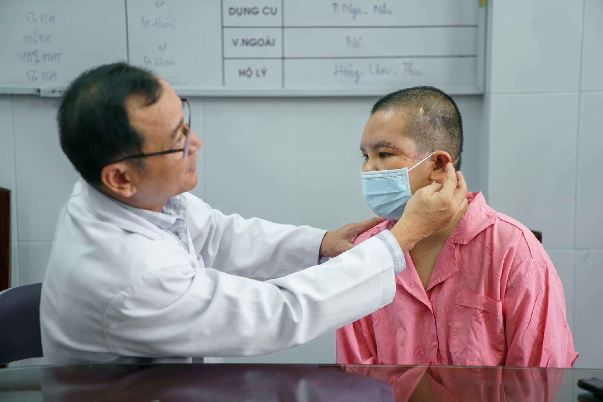 Nữ c&ocirc;ng nh&acirc;n bị m&aacute;y k&eacute;o sợi cuốn l&oacute;c to&agrave;n bộ da đầu- Ảnh 2.