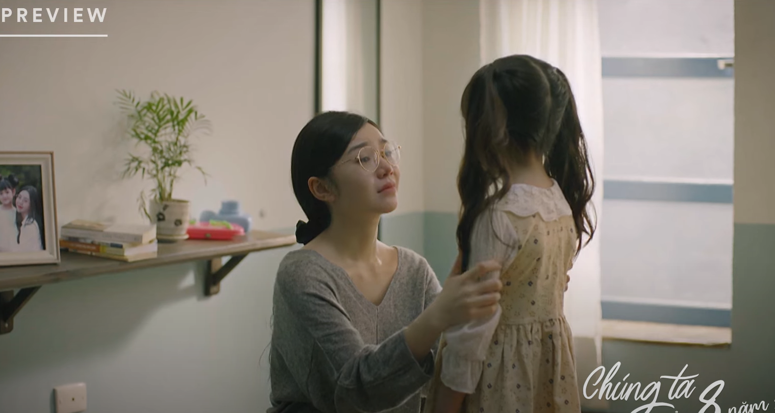 Nguyệt rơi nước mắt th&ocirc;ng b&aacute;o với con g&aacute;i về việc bố mẹ ly h&ocirc;n.