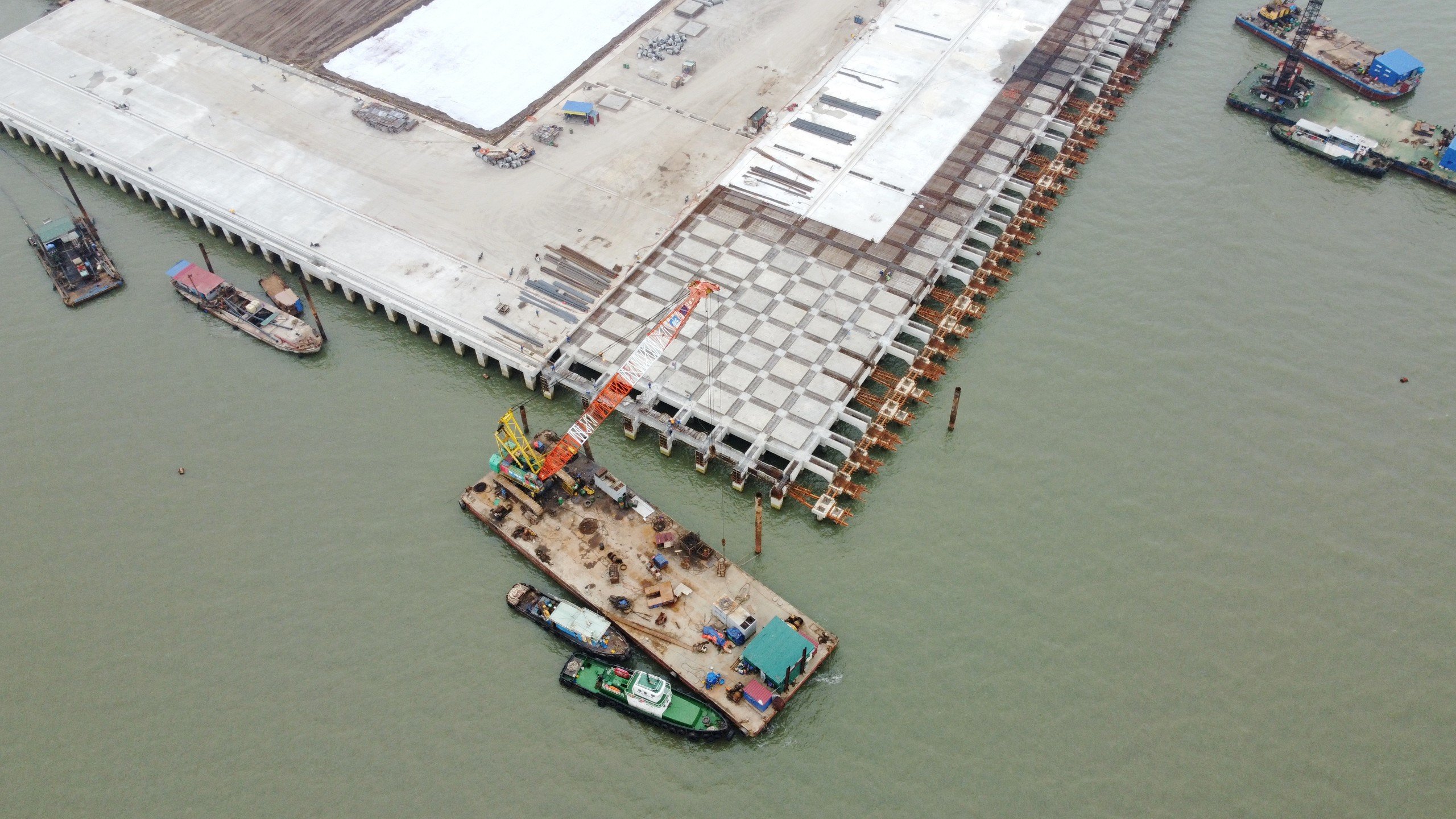 Nhộn nhịp c&ocirc;ng trường thi c&ocirc;ng cảng Lạch Huyện- Ảnh 6.