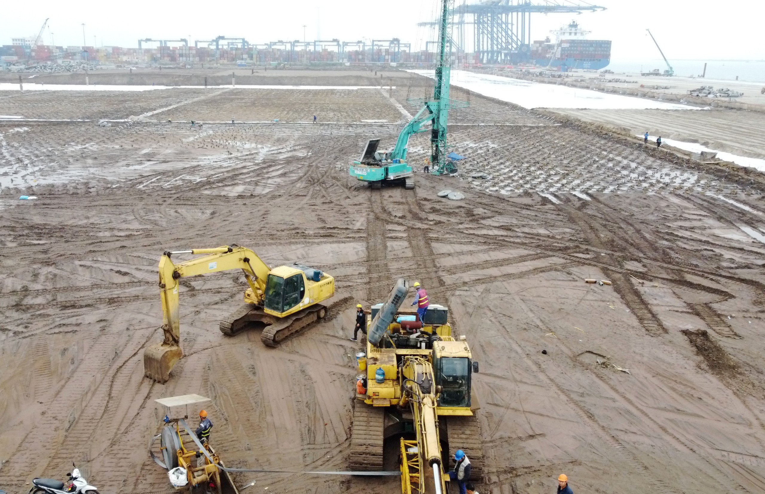 Nhộn nhịp c&ocirc;ng trường thi c&ocirc;ng cảng Lạch Huyện- Ảnh 7.