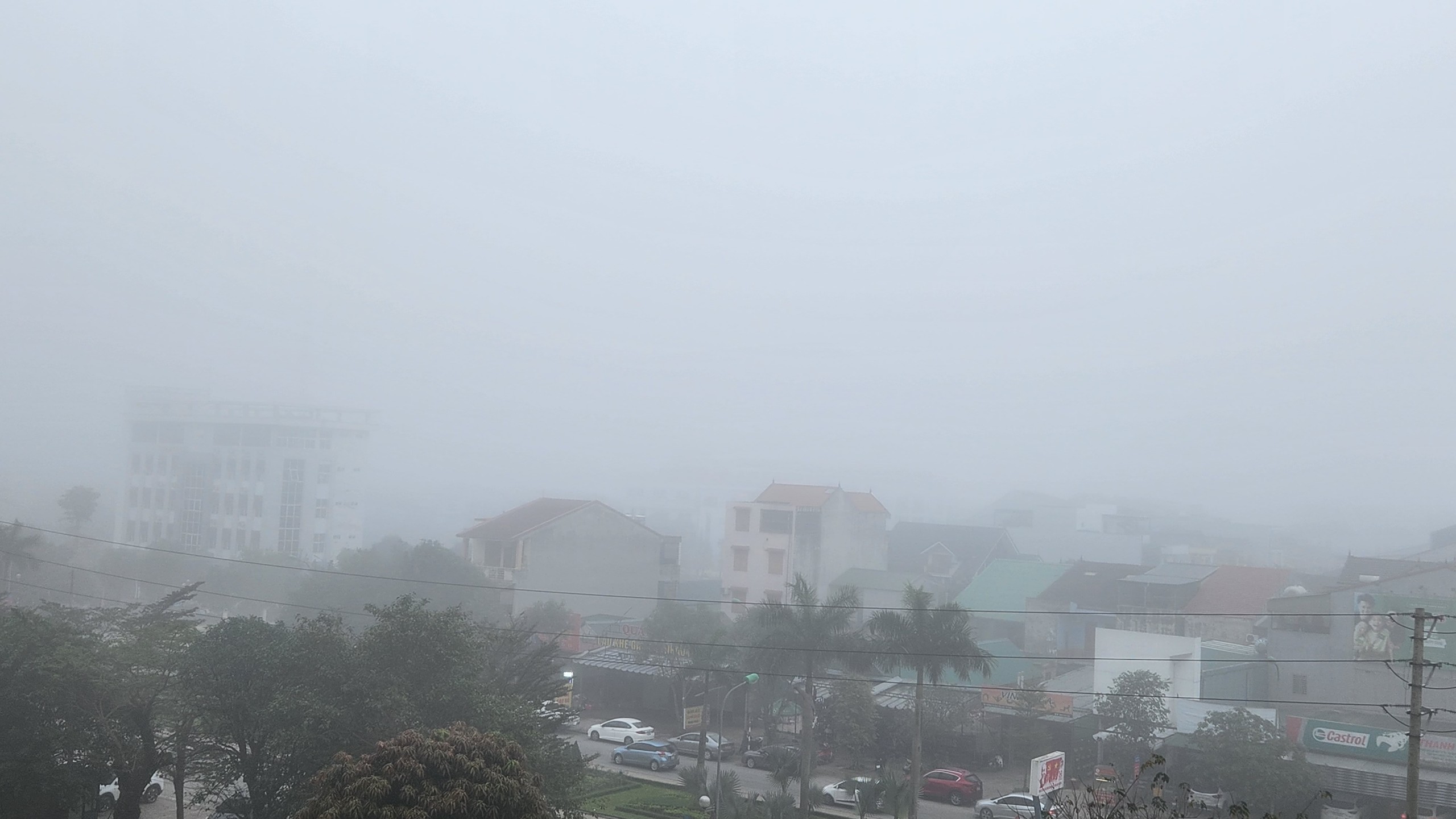 Nhiều chuyến bay kh&ocirc;ng thể hạ c&aacute;nh do s&acirc;n bay Vinh d&agrave;y đặc sương m&ugrave;- Ảnh 2.