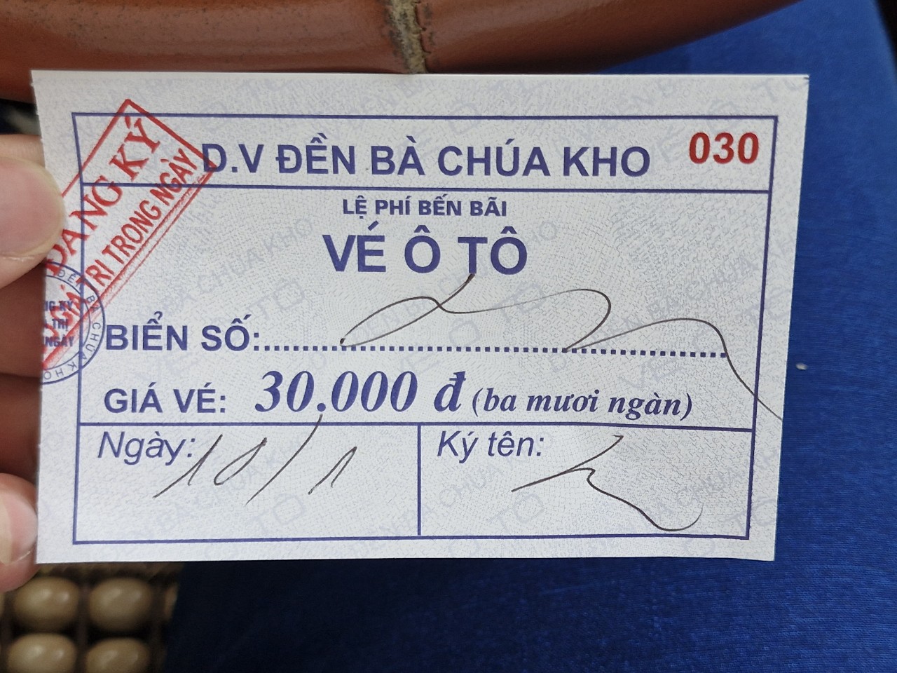Trục lợi nhờ 