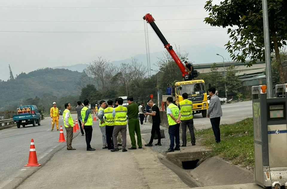 Đ&oacute;ng điểm đấu nối cao tốc Nội B&agrave;i - L&agrave;o Cai sau vụ 4 người tử vong- Ảnh 4.