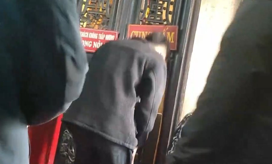 Nam Định chấn chỉnh nạn đ&oacute;ng ấn rồi thu tiền ở đền Bảo Lộc- Ảnh 1.