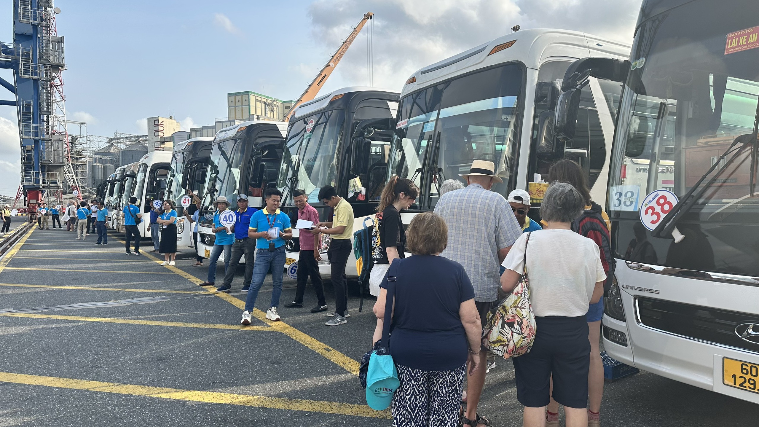 Siêu tàu Spectrum of The Seas đưa 4.485 khách quốc tế tới Bà Rịa - Vũng Tàu- Ảnh 3. Siêu tàu Spectrum of The Seas đưa 4.485 khách quốc tế tới Bà Rịa - Vũng Tàu- Ảnh 3.