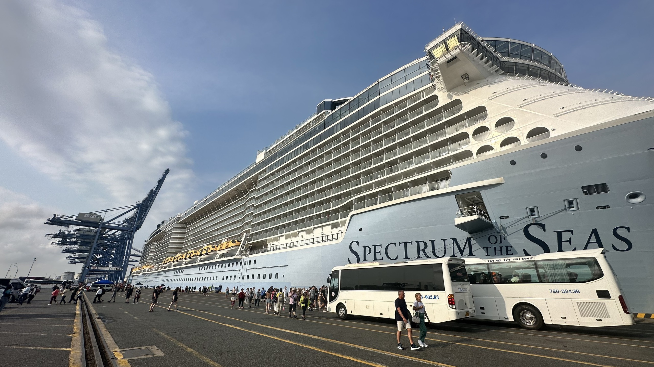 Siêu tàu Spectrum of The Seas đưa 4.485 khách quốc tế tới Bà Rịa - Vũng Tàu- Ảnh 8. Siêu tàu Spectrum of The Seas đưa 4.485 khách quốc tế tới Bà Rịa - Vũng Tàu- Ảnh 8.