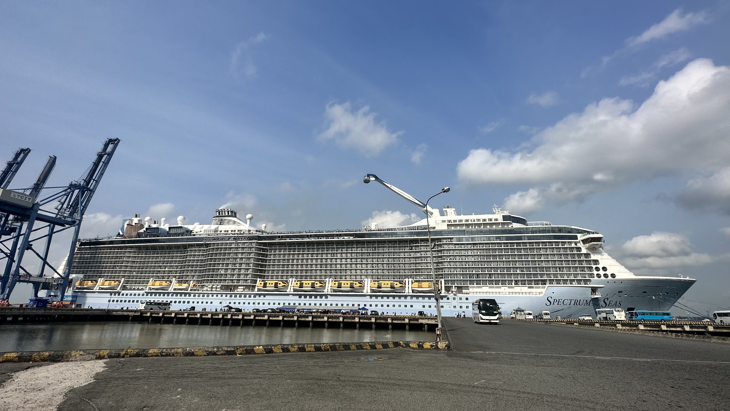 Siêu tàu Spectrum of The Seas đưa 4.485 khách quốc tế tới Bà Rịa - Vũng Tàu- Ảnh 1. Siêu tàu Spectrum of The Seas đưa 4.485 khách quốc tế tới Bà Rịa - Vũng Tàu- Ảnh 1.