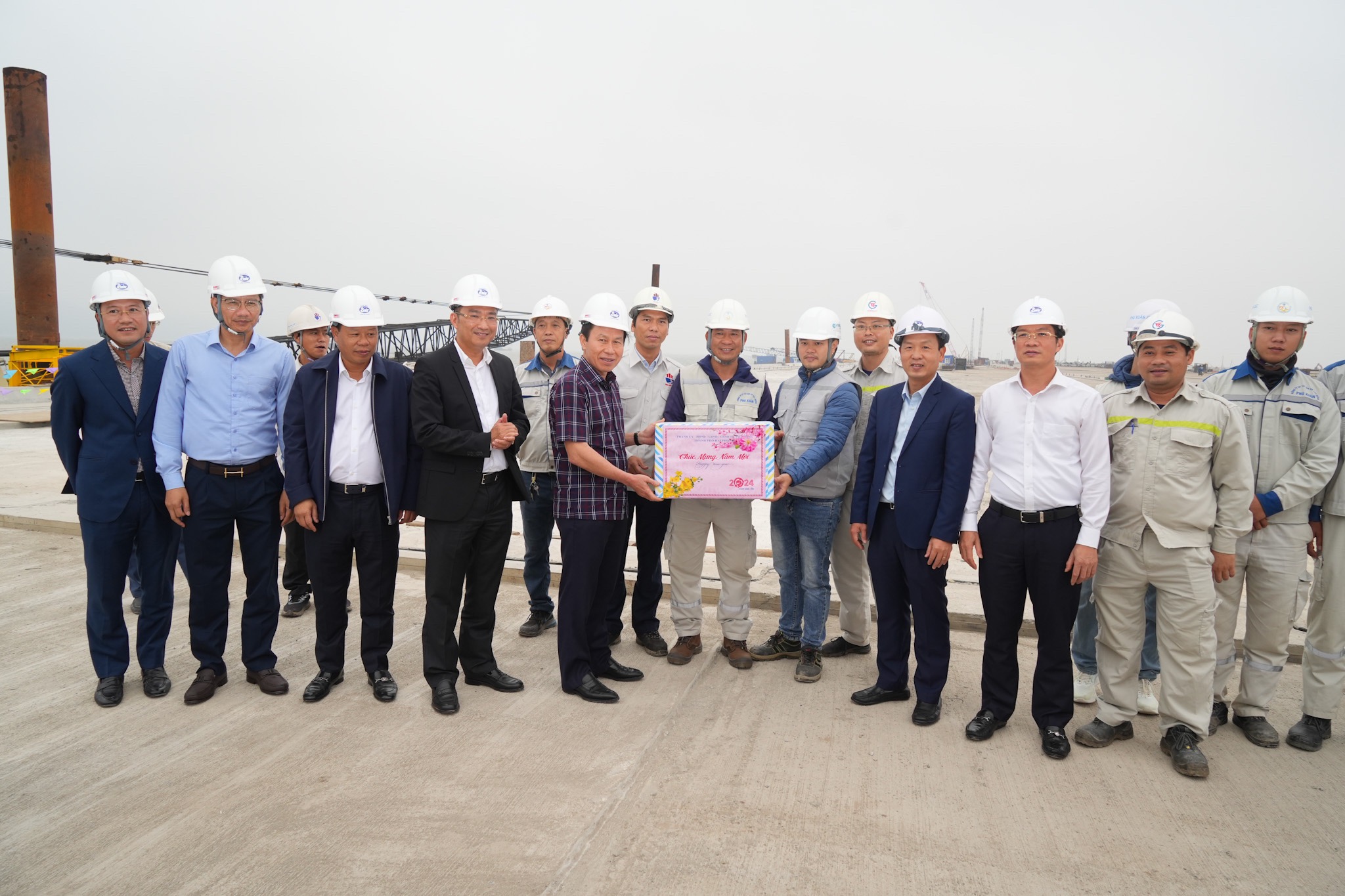 Nhộn nhịp c&ocirc;ng trường thi c&ocirc;ng cảng Lạch Huyện- Ảnh 4.