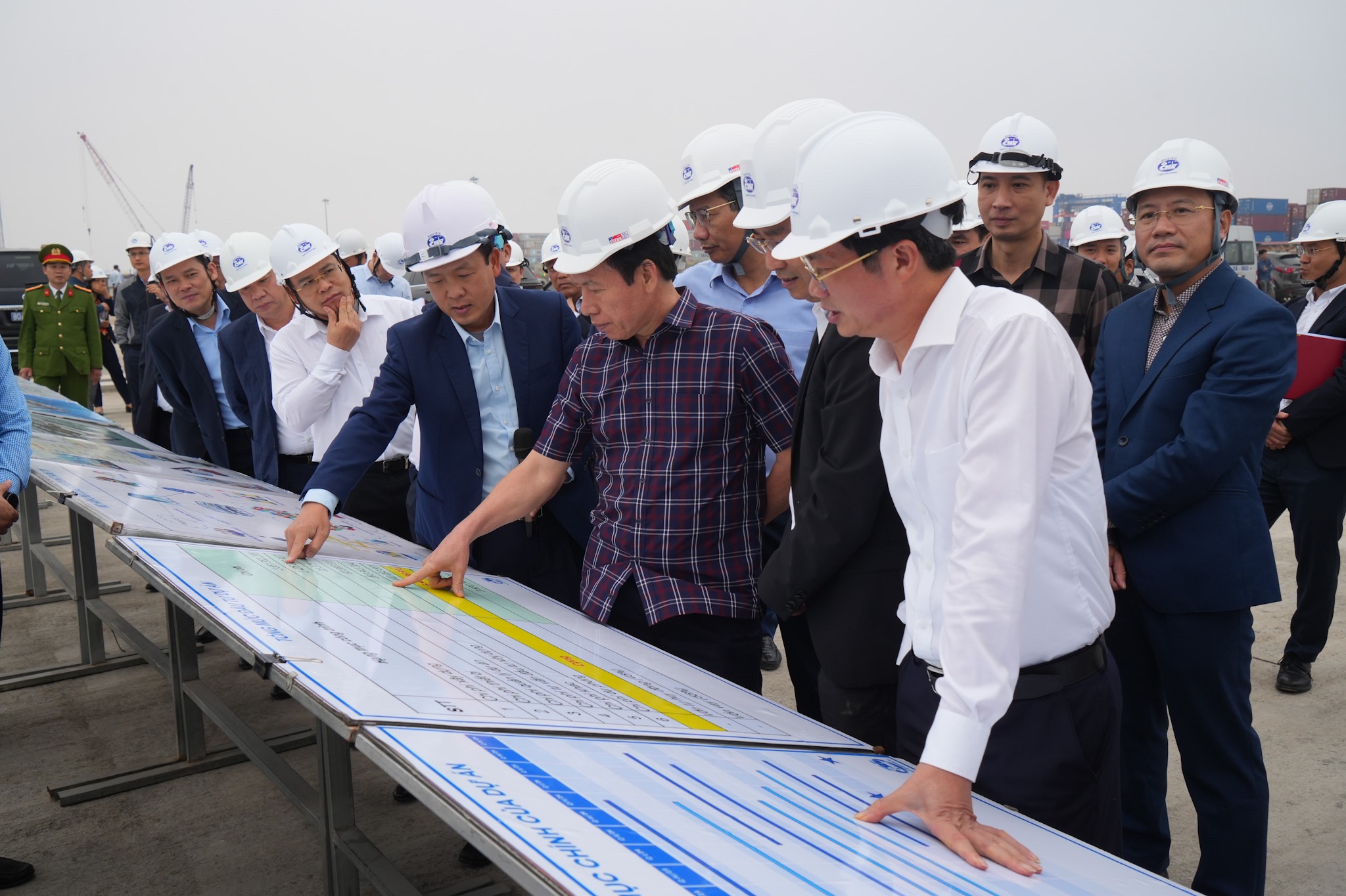 Nhộn nhịp c&ocirc;ng trường thi c&ocirc;ng cảng Lạch Huyện- Ảnh 3.