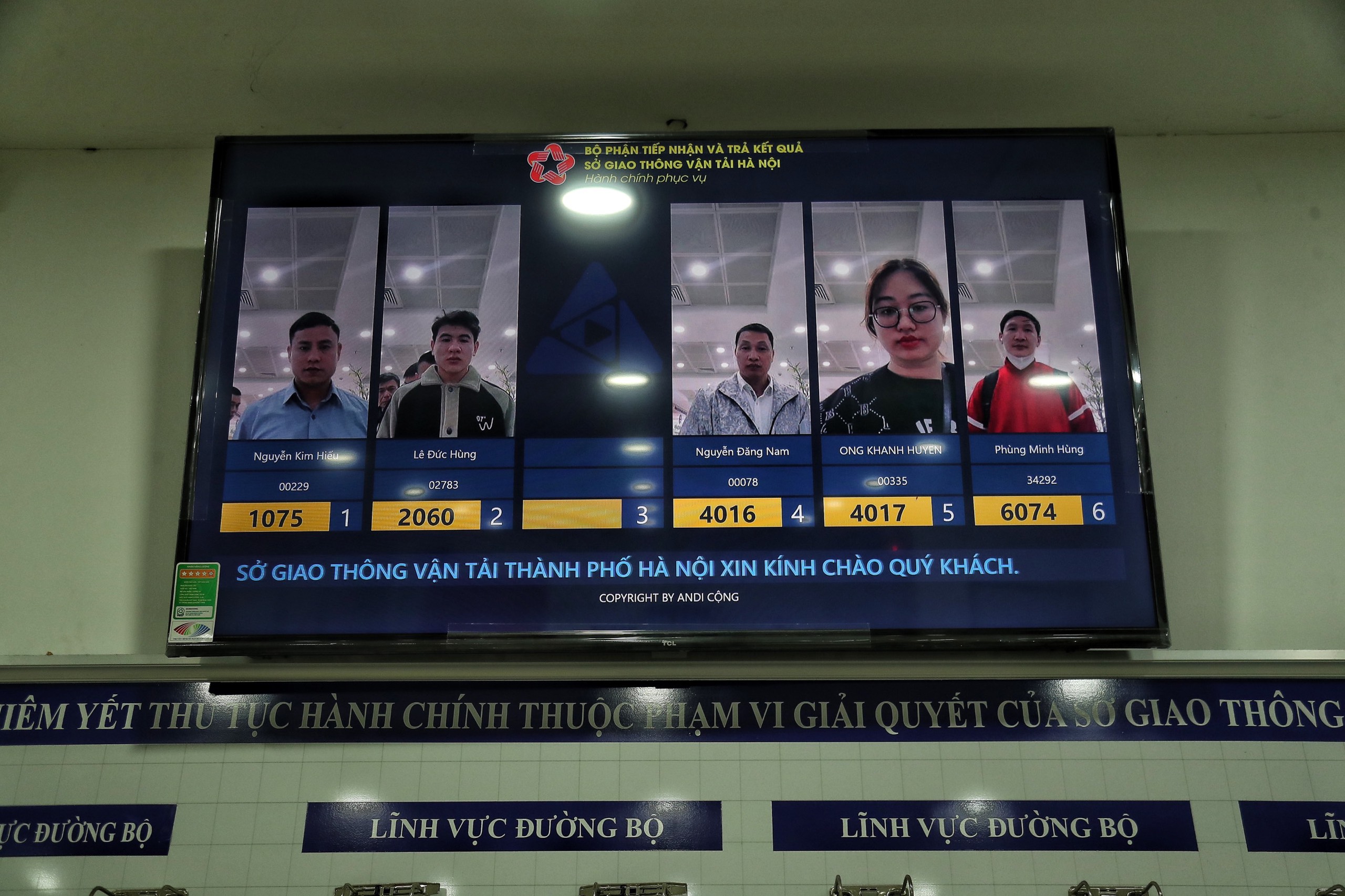 Người d&acirc;n xếp h&agrave;ng d&agrave;i chờ cấp đổi GPLX ở H&agrave; Nội- Ảnh 11.
