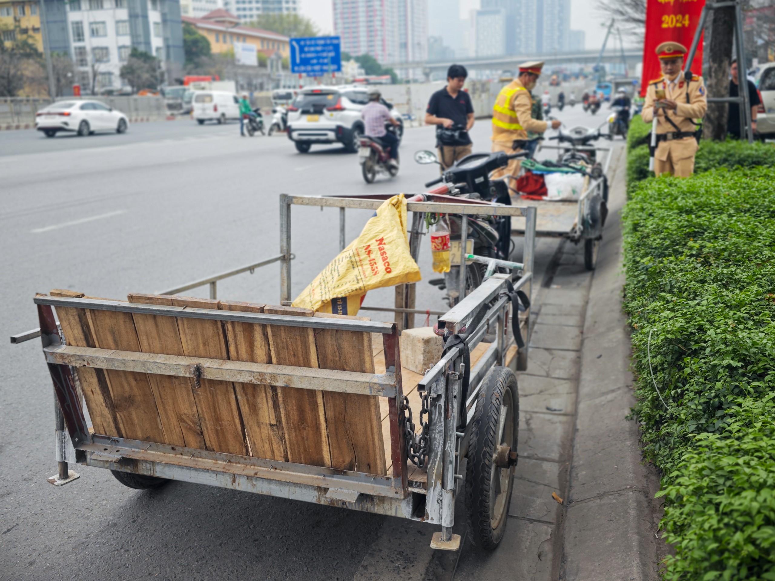 CSGT H&agrave; Nội đồng loạt xử phạt nhiều xe tự chế ngh&ecirc;nh ngang tr&ecirc;n phố- Ảnh 2.