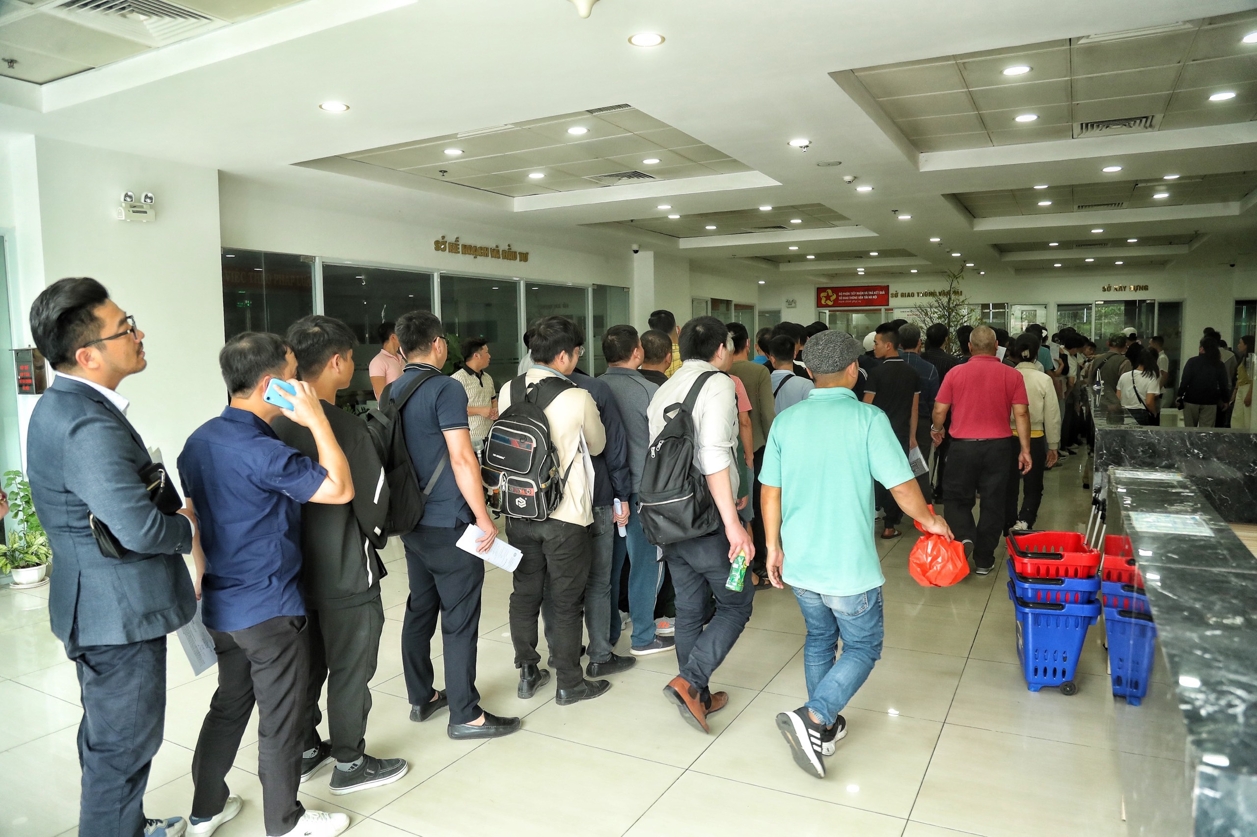 Người d&acirc;n xếp h&agrave;ng d&agrave;i chờ cấp đổi GPLX ở H&agrave; Nội- Ảnh 5.