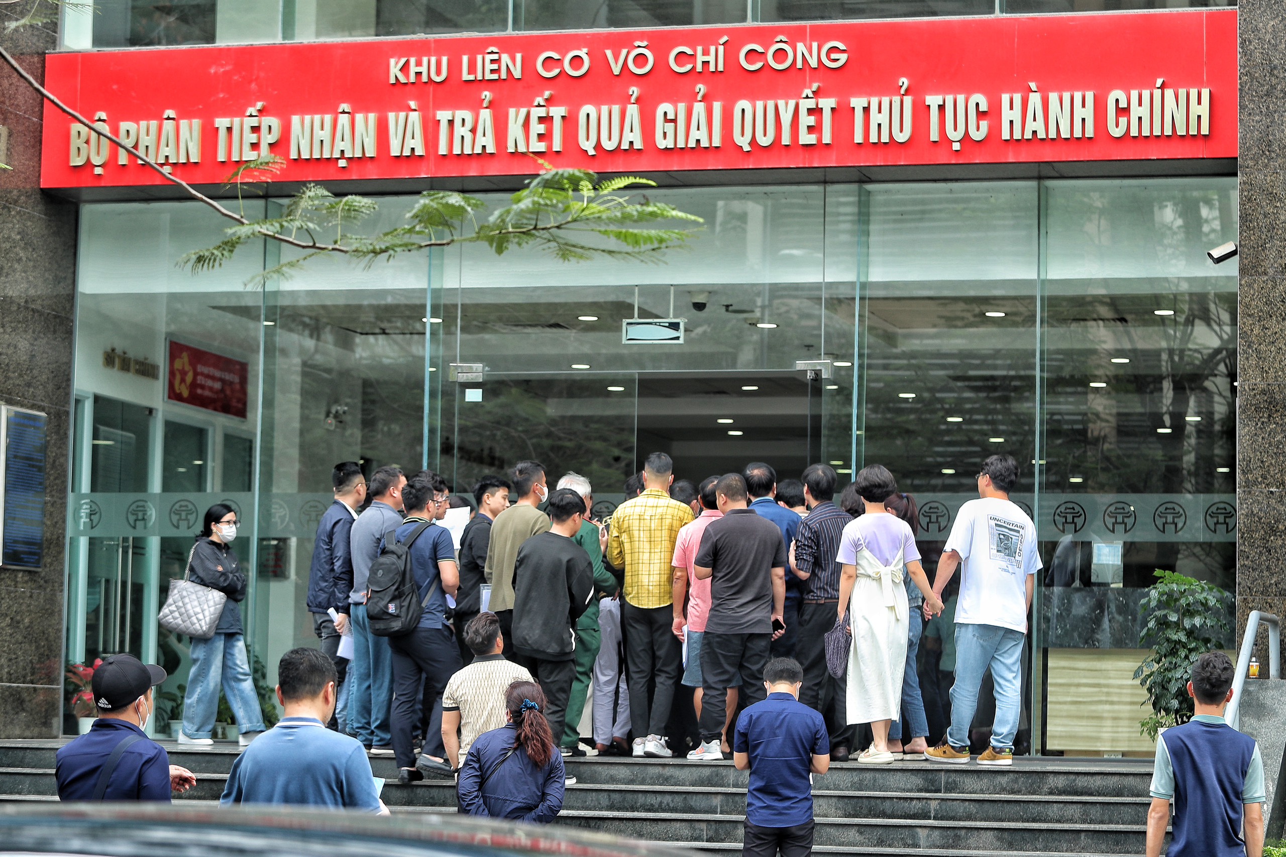 Người d&acirc;n xếp h&agrave;ng d&agrave;i chờ cấp đổi GPLX ở H&agrave; Nội- Ảnh 2.