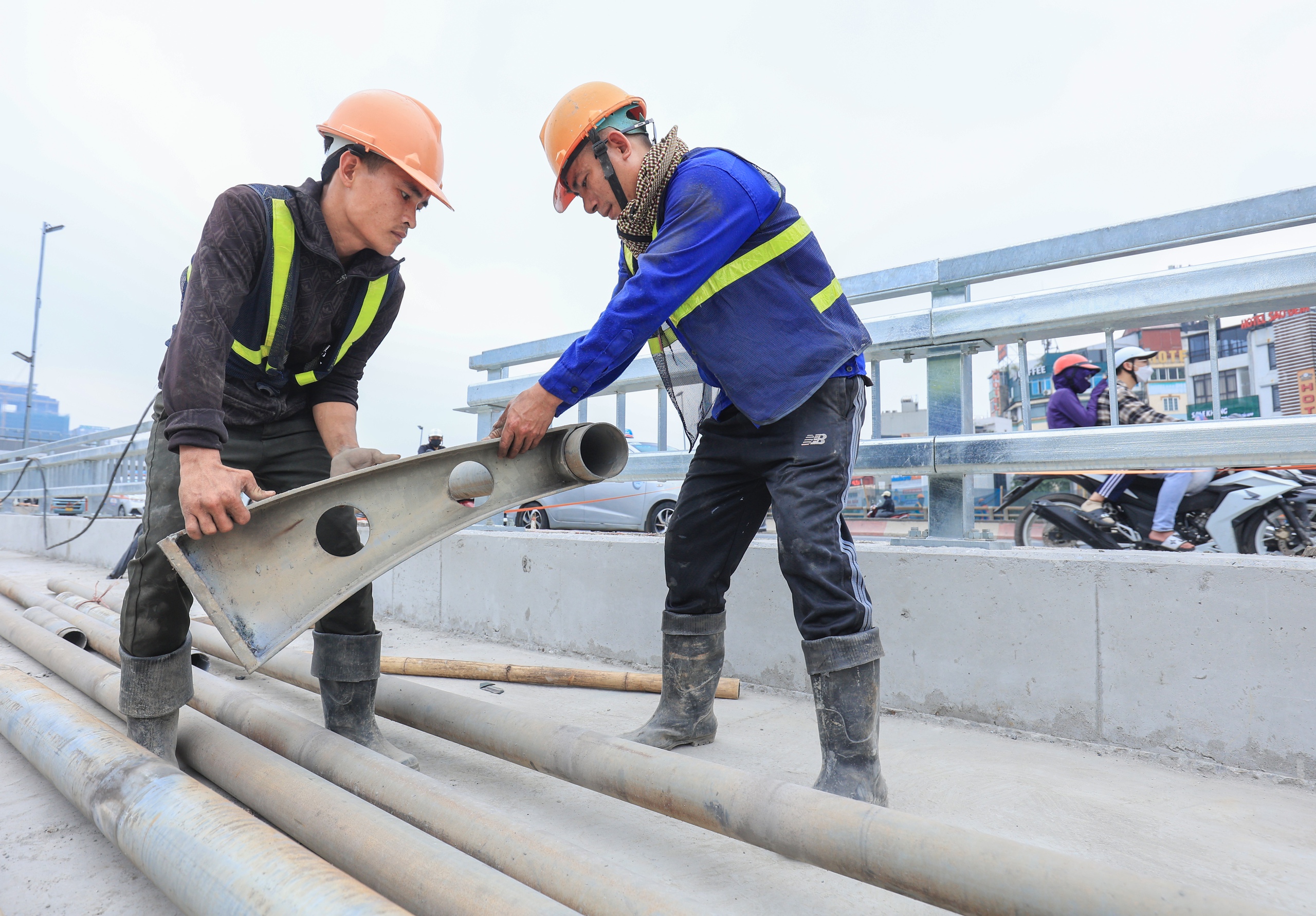 To&agrave;n cảnh 2 cầu đ&ocirc; thị n&uacute;t giao Mai Dịch chuẩn bị về đ&iacute;ch- Ảnh 12.
