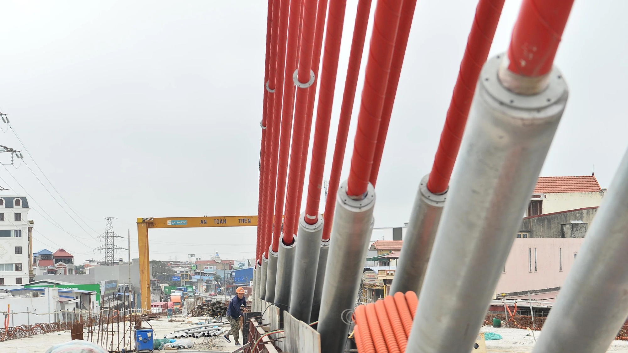 Tất bật c&ocirc;ng trường n&uacute;t giao kh&aacute;c mức tr&ecirc;n quốc lộ 5- Ảnh 4.