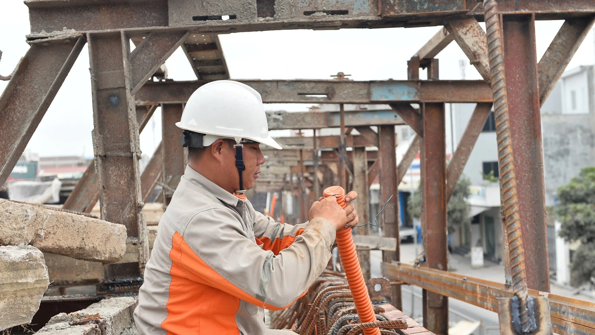 Tất bật c&ocirc;ng trường n&uacute;t giao kh&aacute;c mức tr&ecirc;n quốc lộ 5- Ảnh 5.