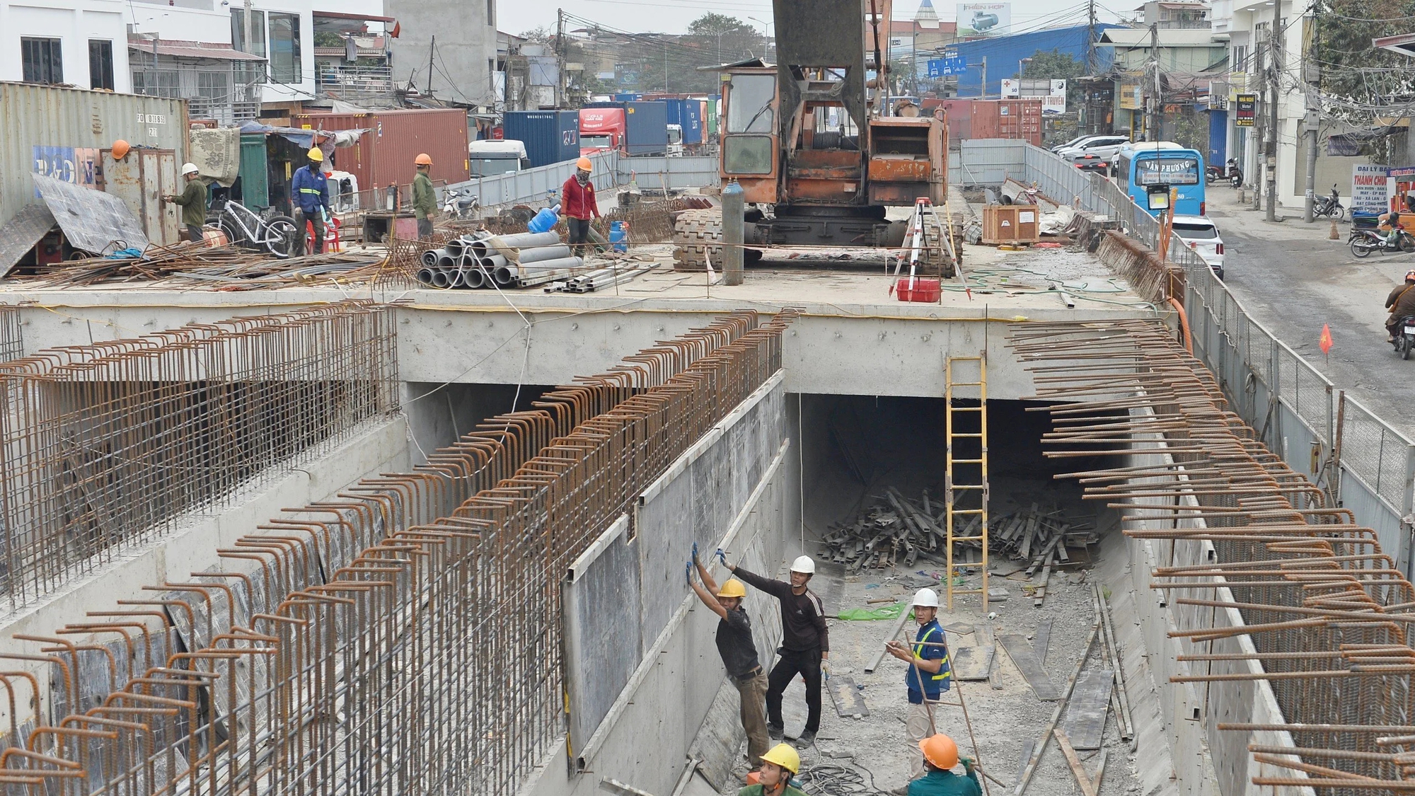 Tất bật c&ocirc;ng trường n&uacute;t giao kh&aacute;c mức tr&ecirc;n quốc lộ 5- Ảnh 6.
