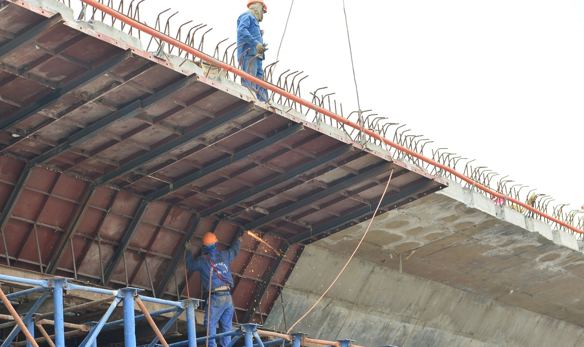 Tất bật c&ocirc;ng trường n&uacute;t giao kh&aacute;c mức tr&ecirc;n quốc lộ 5- Ảnh 8.
