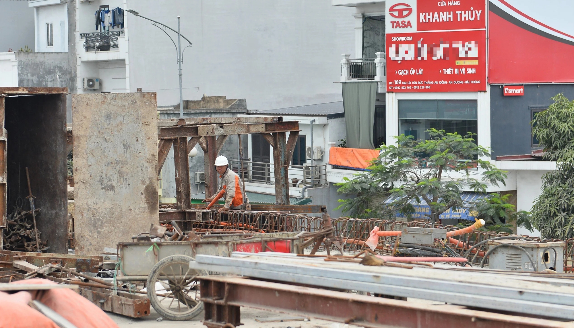 Tất bật c&ocirc;ng trường n&uacute;t giao kh&aacute;c mức tr&ecirc;n quốc lộ 5- Ảnh 11.