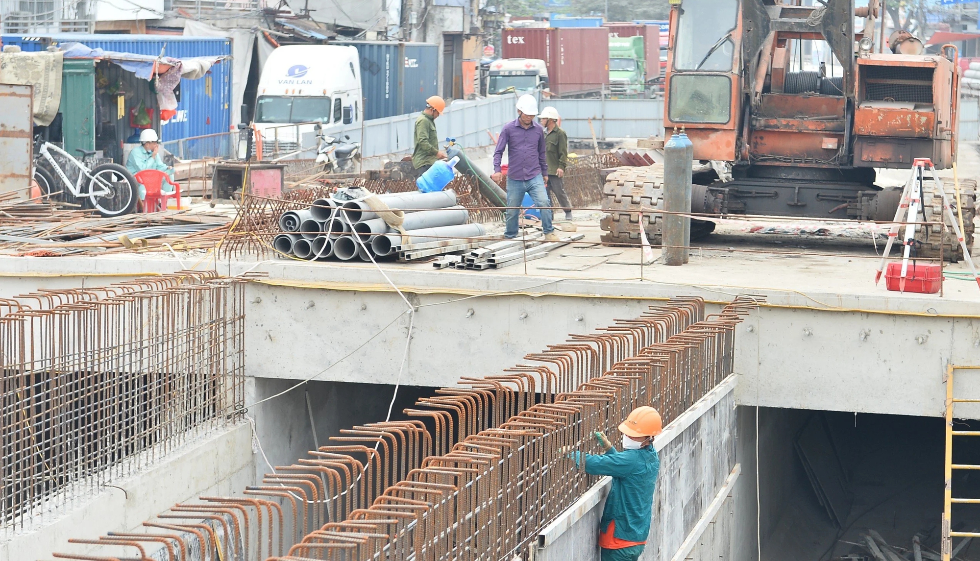 Tất bật c&ocirc;ng trường n&uacute;t giao kh&aacute;c mức tr&ecirc;n quốc lộ 5- Ảnh 12.