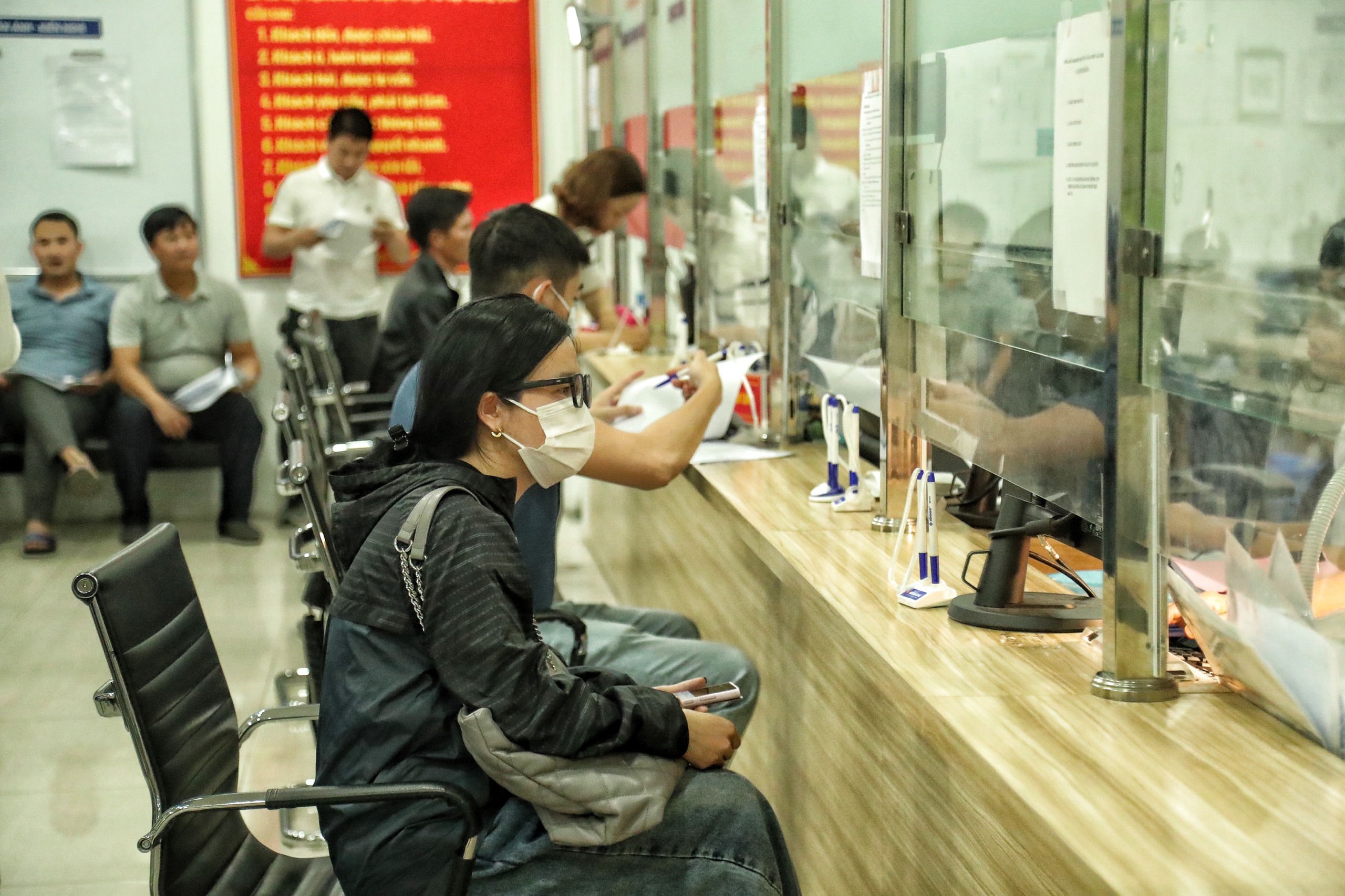 Người d&acirc;n xếp h&agrave;ng d&agrave;i chờ cấp đổi GPLX ở H&agrave; Nội- Ảnh 12.
