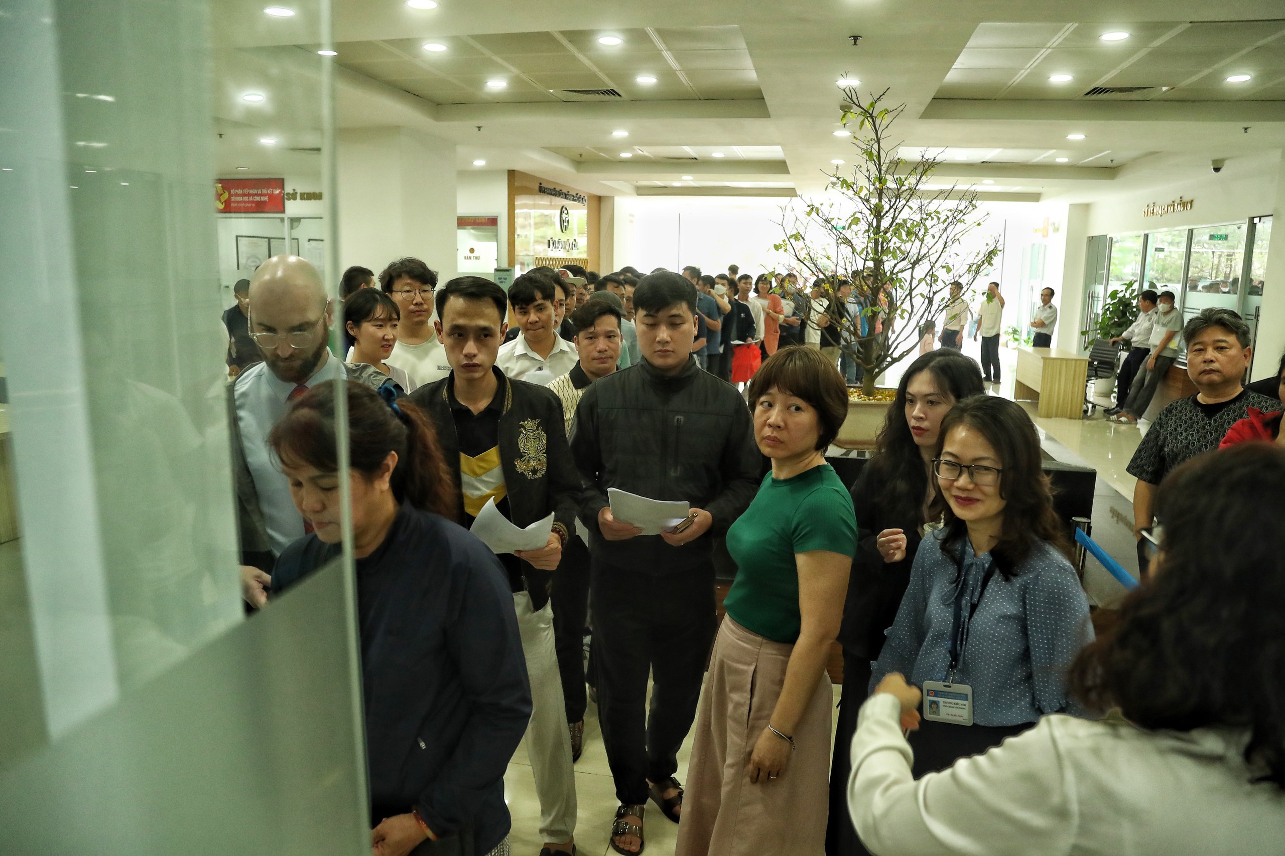 Người d&acirc;n xếp h&agrave;ng d&agrave;i chờ cấp đổi GPLX ở H&agrave; Nội- Ảnh 6.
