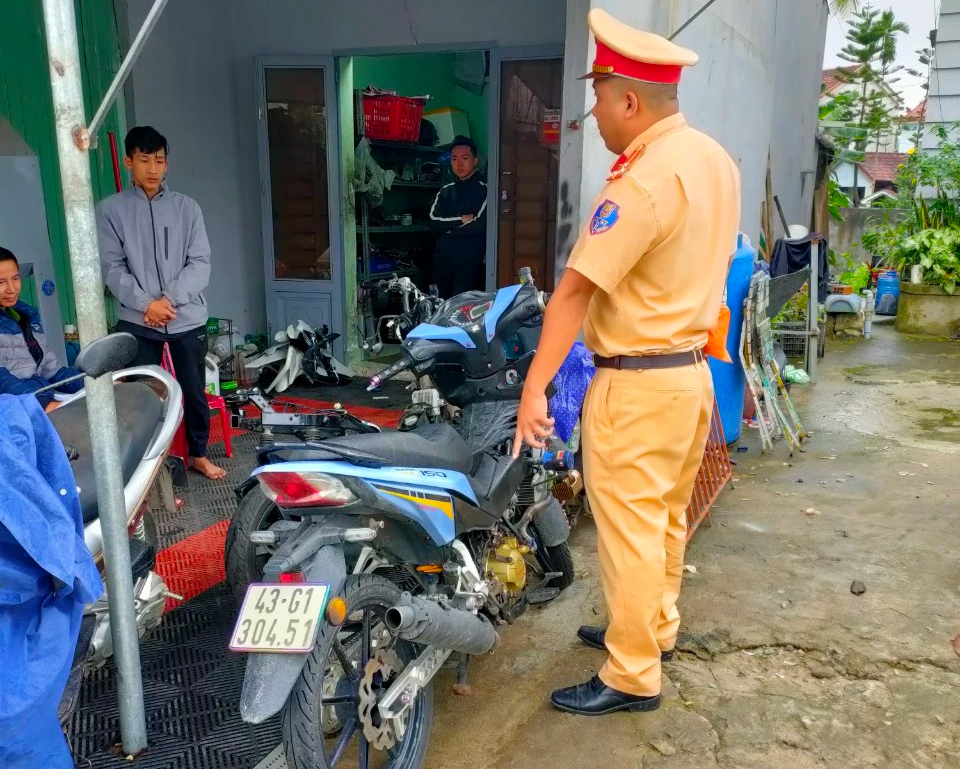 CSGT tuần tra xuy&ecirc;n đ&ecirc;m, t&agrave;i xế ma men, ma t&uacute;y li&ecirc;n tục sa lưới- Ảnh 6.