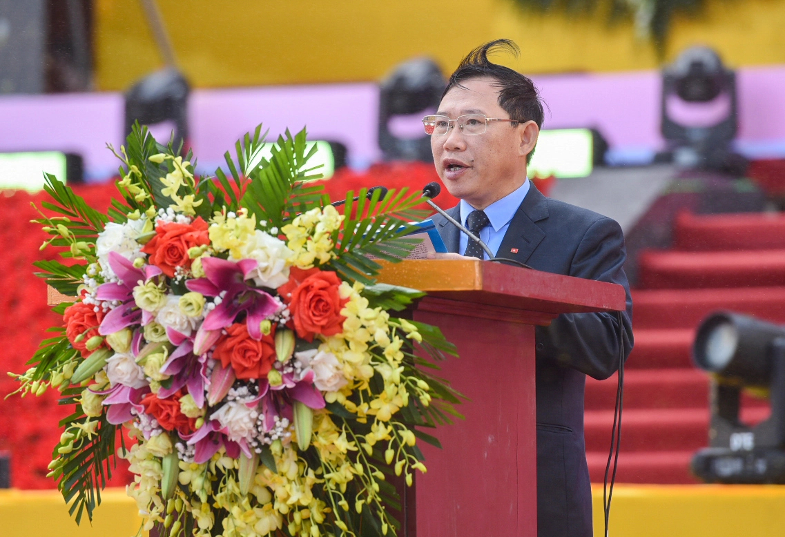 Hơn 15 ngh&igrave;n người đội mưa, chen ch&acirc;n dự lễ khai hội xu&acirc;n T&acirc;y Y&ecirc;n Tử- Ảnh 2.