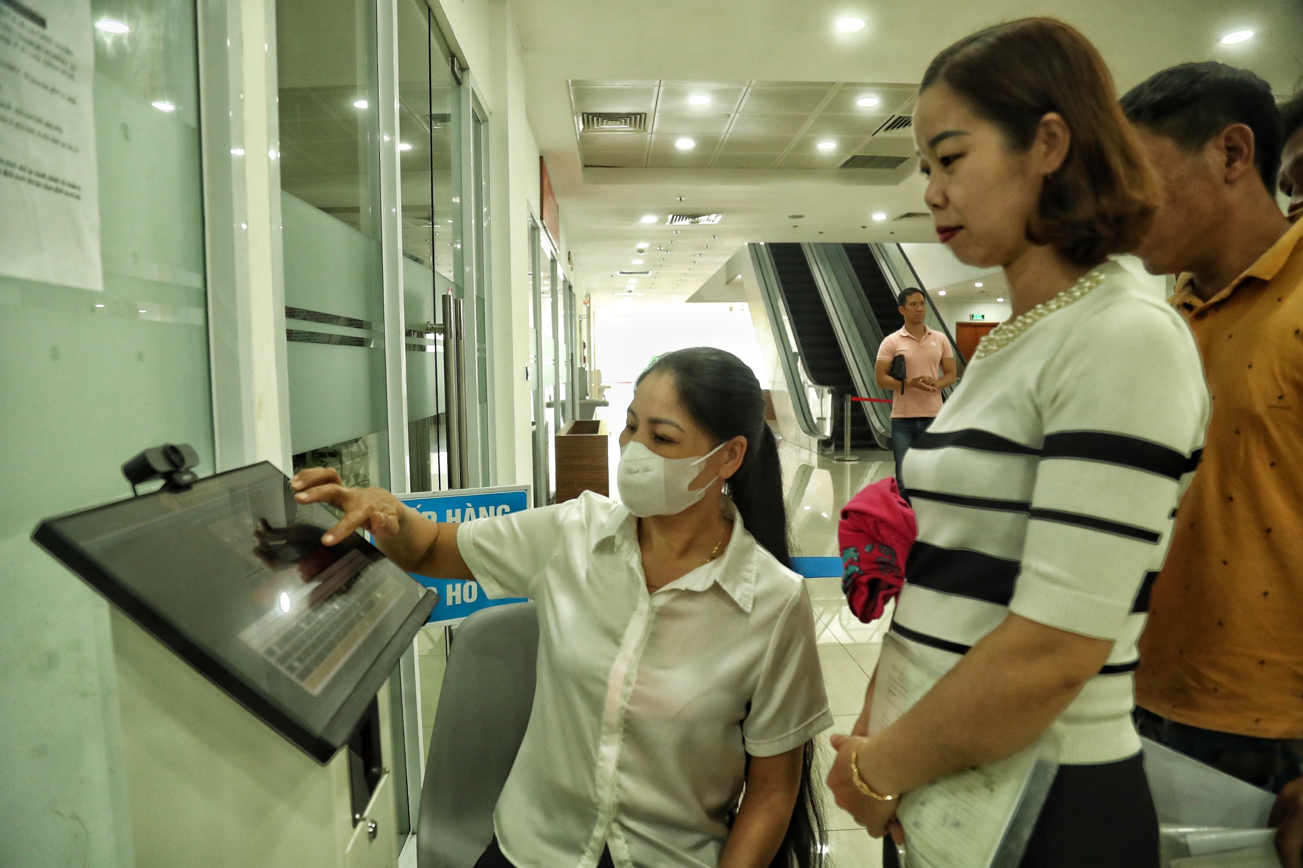 Người d&acirc;n xếp h&agrave;ng d&agrave;i chờ cấp đổi GPLX ở H&agrave; Nội- Ảnh 8.