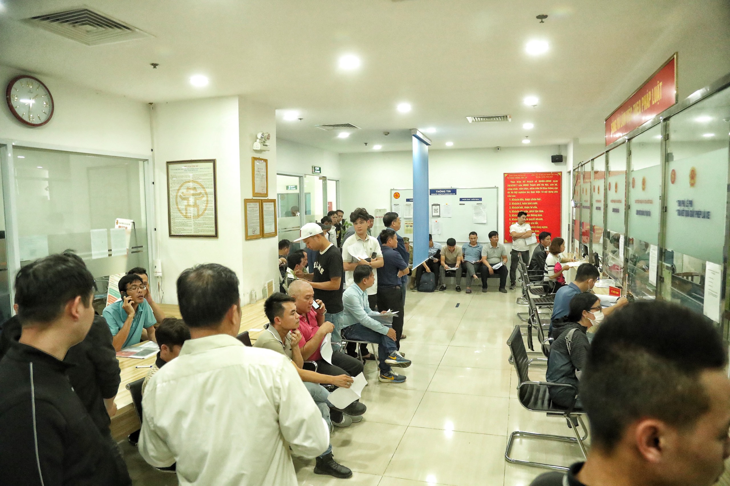 Người d&acirc;n xếp h&agrave;ng d&agrave;i chờ cấp đổi GPLX ở H&agrave; Nội- Ảnh 10.