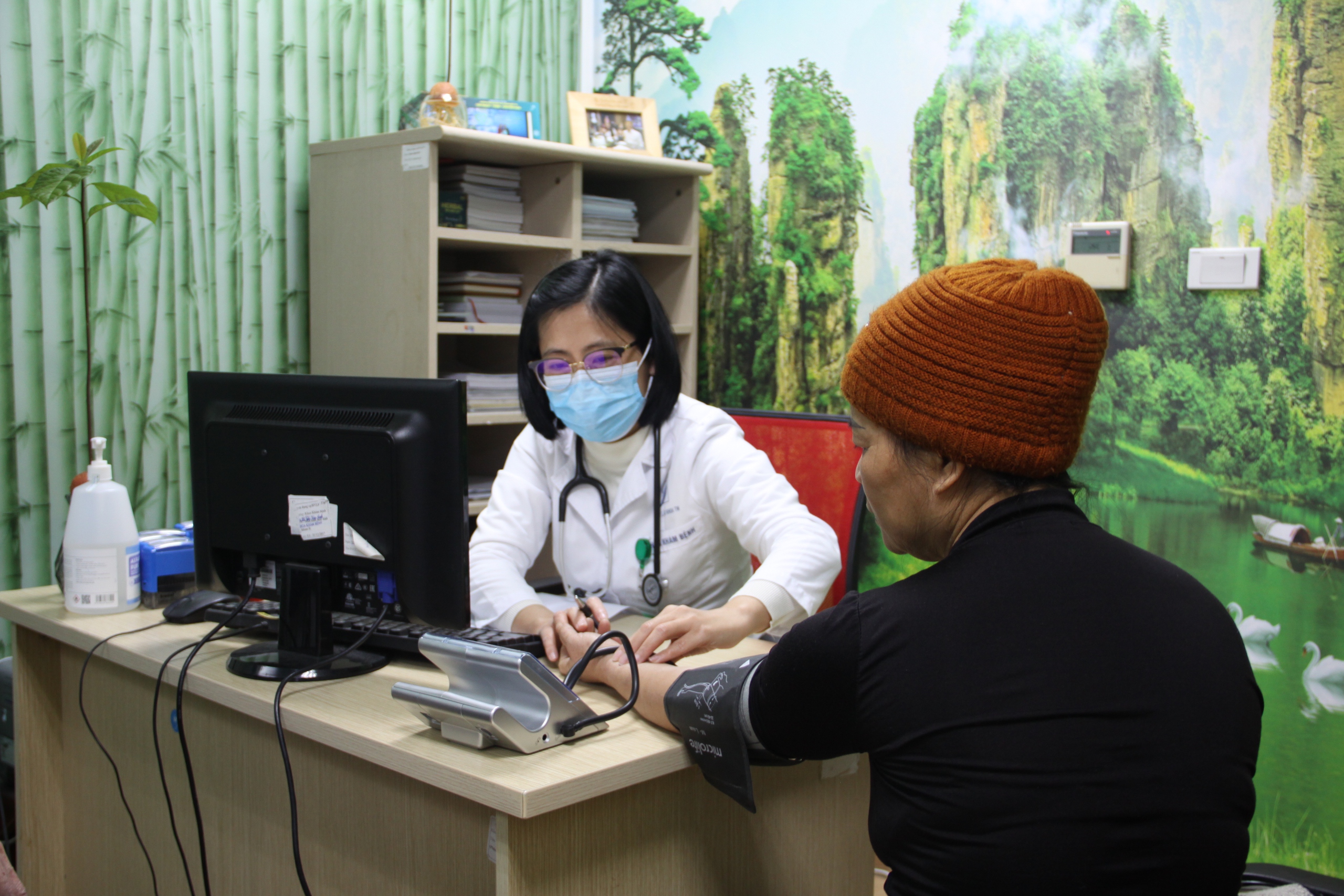 Thời tiết nồm ẩm, người cao tuổi cần lưu ý điều gì?- Ảnh 1. Thời tiết nồm ẩm, người cao tuổi cần lưu ý điều gì?- Ảnh 1.