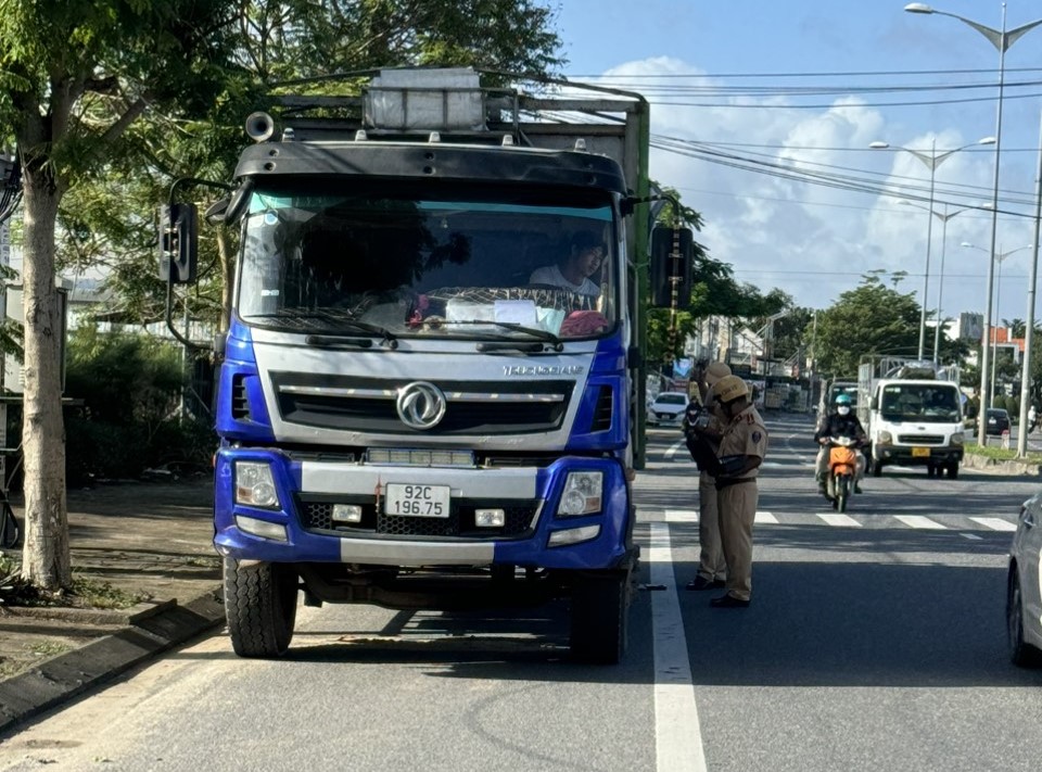 CSGT tuần tra xuy&ecirc;n đ&ecirc;m, t&agrave;i xế ma men, ma t&uacute;y li&ecirc;n tục sa lưới- Ảnh 4.