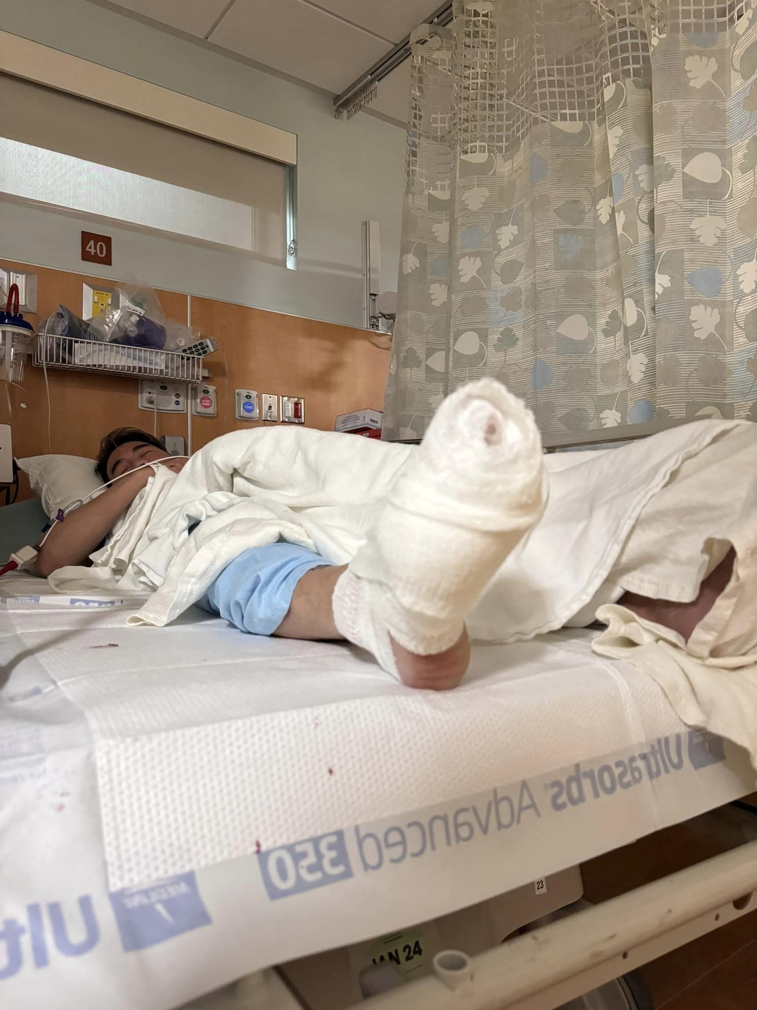 Mr Đ&agrave;m dời liveshow v&igrave; ng&atilde; từ tr&ecirc;n cao khi biểu diễn tại Mỹ- Ảnh 1.