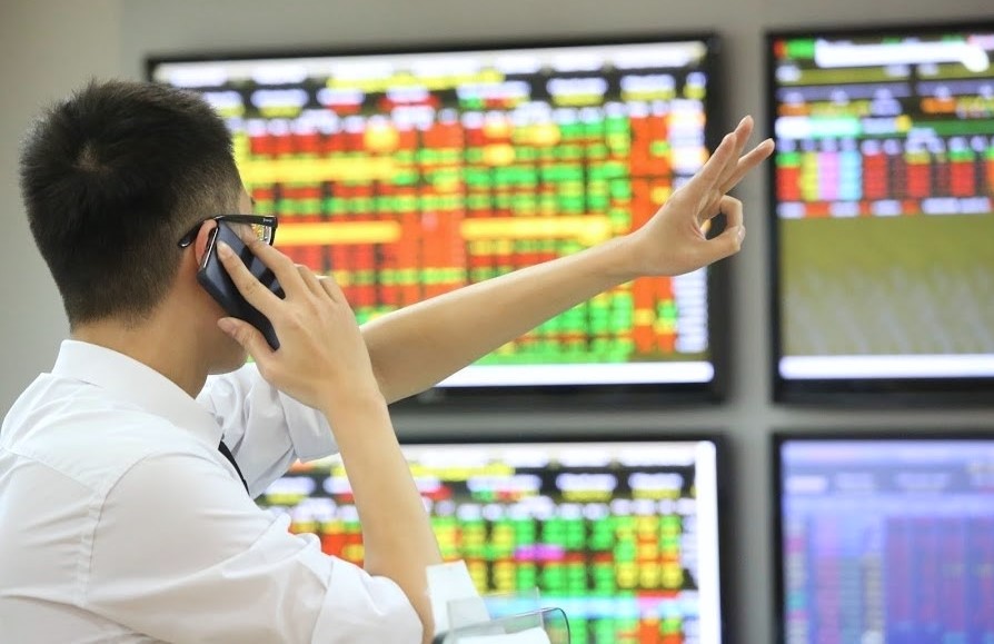 VN-Index chạm mốc 1.230 điểm, nh&agrave; đầu tư n&ecirc;n r&oacute;t tiền v&agrave;o cổ phiếu n&agrave;o?- Ảnh 2.