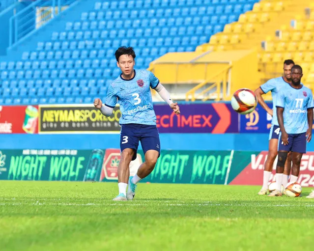 Trung vệ số 1 Việt Nam báo tin kém vui cho HLV Troussier- Ảnh 1. Trung vệ số 1 Việt Nam báo tin kém vui cho HLV Troussier- Ảnh 1.