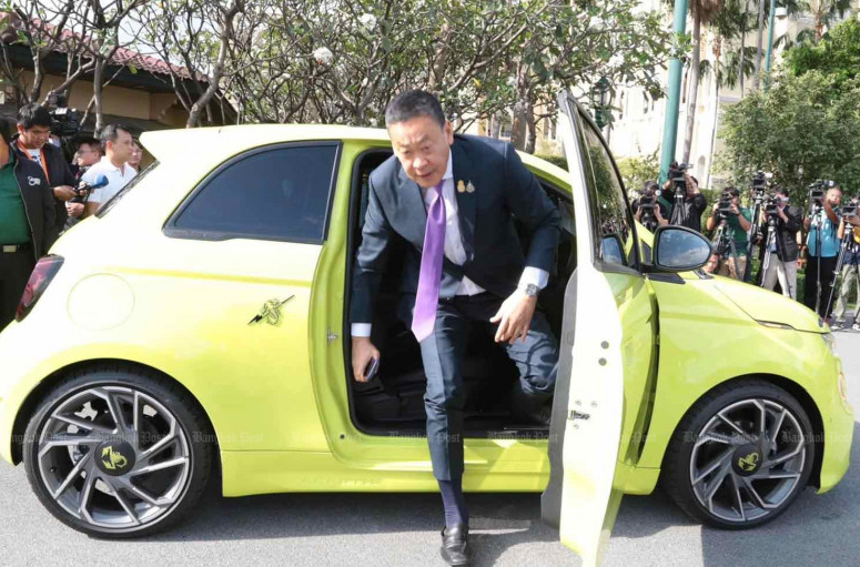 Thủ tướng Th&aacute;i Lan tự l&aacute;i xe điện đi l&agrave;m- Ảnh 1.