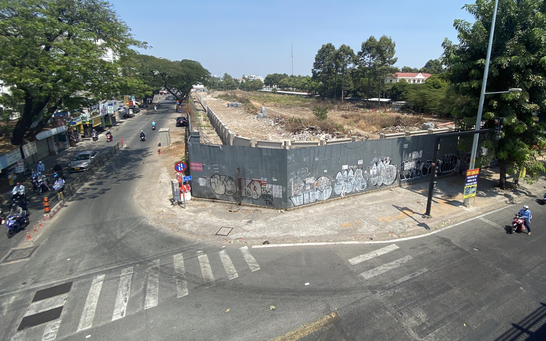 Đường v&agrave;o nh&agrave; ga T3 T&acirc;n Sơn Nhất rộng 10m vẫn im l&igrave;m khiến người d&acirc;n sốt ruột